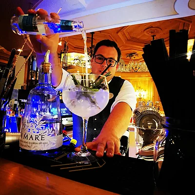it's gin o'clock #verwöhnhotelberghof #josalzburg #Alpendorf #drinks #cocktails #barkeeper #barkeeperlife #mixologist #nicedrinks #bartender #bar #mixologie #picoftheday #cocktails ...