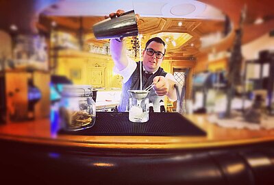 good drinks in the making #verwöhnhotelberghof #josalzburg #Alpendorf #drinks #cocktails #barkeeper #ginbasilsmash #bar #barkeeperlife #bartender #bartenderlife #cocktails #mixologist ...