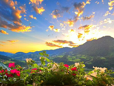Take me back ••• #lieblingsort #österreich #alpendorf #stjohannimpongau #salzburgerland #verwöhnhotelberghof #sonnenuntergang #wolken #wunderbarenatur #megafarben #blumen #berge ...