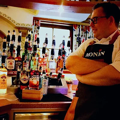 ..the negroni looks good.. Love my job. #verwöhnhotelberghof #josalzburg #Alpendorf #drinks #cocktails #barkeeper #barkeeperlife #mixologist #nicedrinks #bartender #bar #mixologie ...