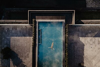 Eintauchen, abschalten & entspannen - der perfekt Ort für Ihre nächste Auszeit. #berghofsalzburg #wellness #adultsonly #enjoy #infinitypool #urlaub #mountains ...