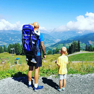 Gipfelstürmer #naturelovers #summervibes #familienzeit #jungspapa #bergliebe #durchatmen #aussicht #österreich #natur #verwöhnhotelberghof #auszeit