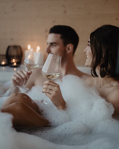 Frühlingssonne, Skigenuss & Wellnessmomente. Der März in den Bergen verspricht pures Urlaubsglück & eine entspannte Auszeit. ️ _ Spring sunshine, skiing bliss & wellness moments.
