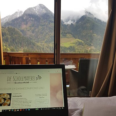 Noch bis Ende dieser Woche sind wir im Urlaub. Und trotzdem muss die eine oder andere Kleinigkeit geregelt werden. Aber ich sitze hier, schaue auf die Berge und da kommen die Ideen von ganz alleine.