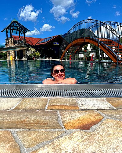 With the new day comes new strength and new thoughts. ••• #austria #österreich #salzburgerland #stjohannimpongau #alpendorf #verwöhnhotelberghof #startyourdayright #goodmorning #pool ...