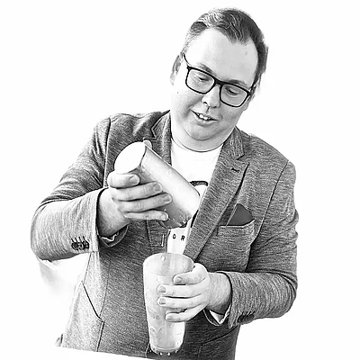 let's make some drinks #verwöhnhotelberghof #josalzburg #Alpendorf #drinks #cocktails #barkeeper #barkeeperlife #mixologist #nicedrinks #bartender #bar #mixologie #picoftheday ...