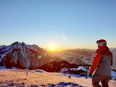 love such moments on the mountains - sunset time #gernkogel #bestofmountains #alpendorf #verwöhnhotelberghof #snowspacesalzburg #josalzburg #skiamade #sunset #ontopofthemountain #bluesky ...
