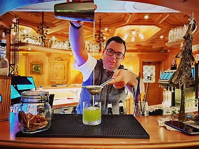 Gin Basil Smash in the making #verwöhnhotelberghof #josalzburg #timefordrinks #cocktails #barkeeper #ginbasilsmash #bar #barkeeperlife #bartender #bartenderlife #drinks #gin