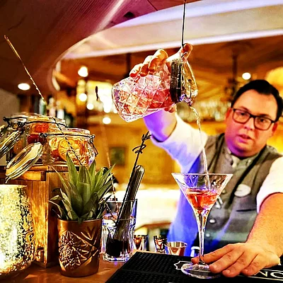 You can't by happiness but you can prepare a good drink - that's kind of the same thing #work #workwithpassion #verwöhnhotelberghof #alpendorf #picoftheday #barkeeper #barkeeperlife ...