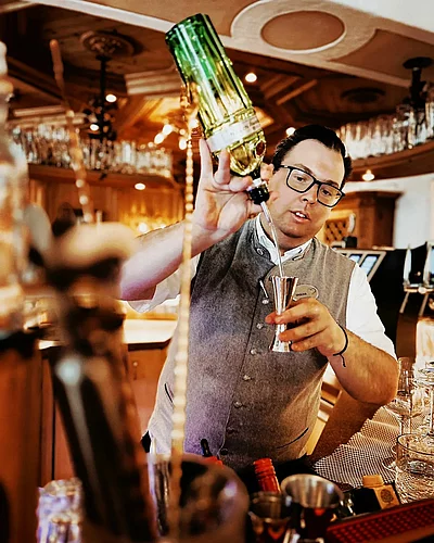 let's start into the weekend with awsome drinks #verwöhnhotelberghof #josalzburg #Alpendorf #drinks #cocktails #barkeeper #barkeeperlife #lovemyjob #cocktails #bartender #gin #salzburg ...