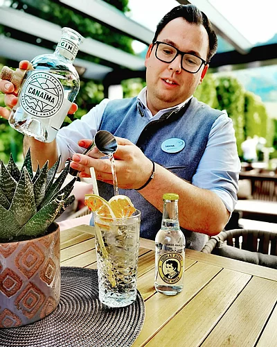 it's time for some ginology #canaiimagin #verwöhnhotelberghof #alpendorf #josalzburg #barkeeper #barkeeperlife #gin #gintonic #lovemyjob #cocktails #drinks #austria