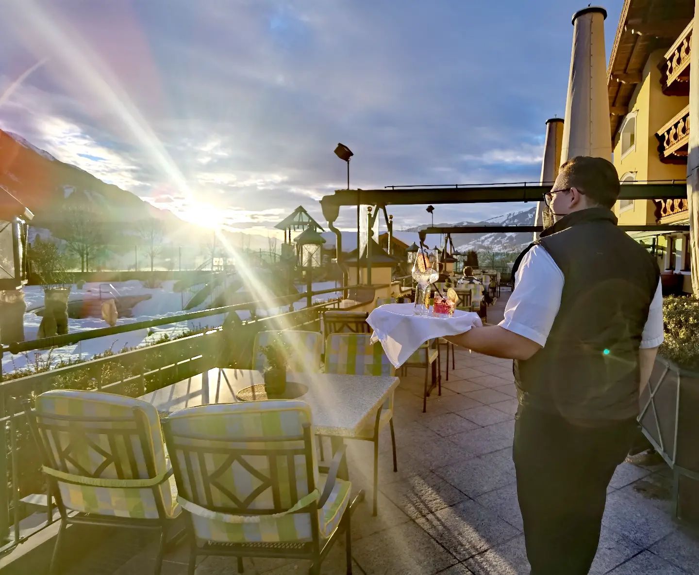 sunset - best time for a drink #verwöhnhotelberghof #josalzburg #alpendorf #drinks #cocktails #barkeeper #barkeeperlife #mixologist #sunset #salzburg #austria