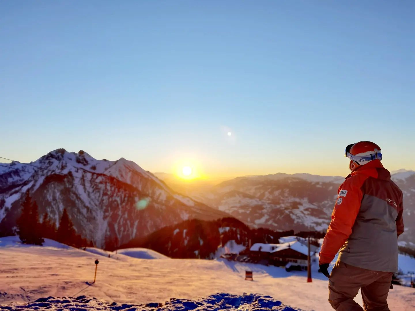 love such moments on the mountains - sunset time #gernkogel #bestofmountains #alpendorf #verwöhnhotelberghof #snowspacesalzburg #josalzburg #skiamade #sunset #ontopofthemountain #bluesky ...