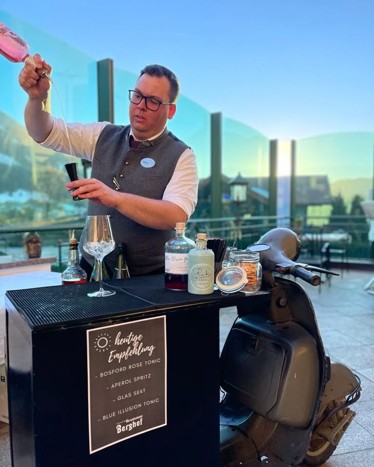 time to mix some drinks #verwöhnhotelberghof #josalzburg #Alpendorf #drinks #cocktails #barkeeper #barkeeperlife #cocktails #mixologist #nicedrinks